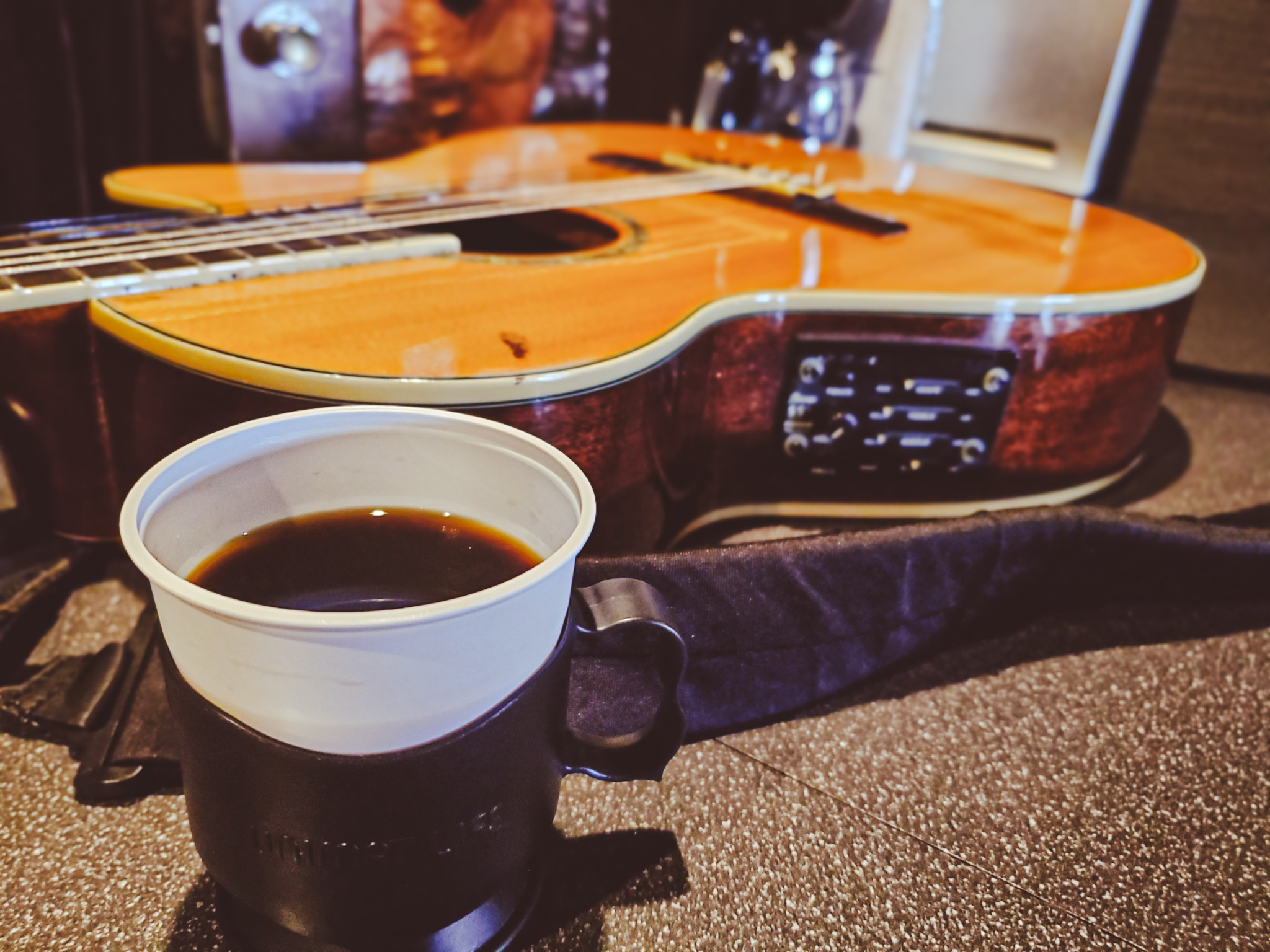 コーヒーとギターの画像